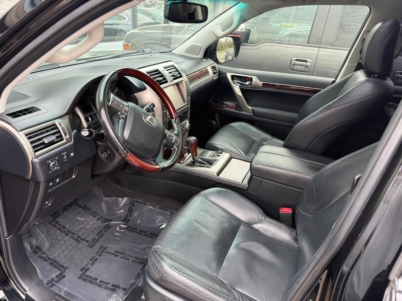 Lexus GX Vehicle Full-screen Gallery Image 7