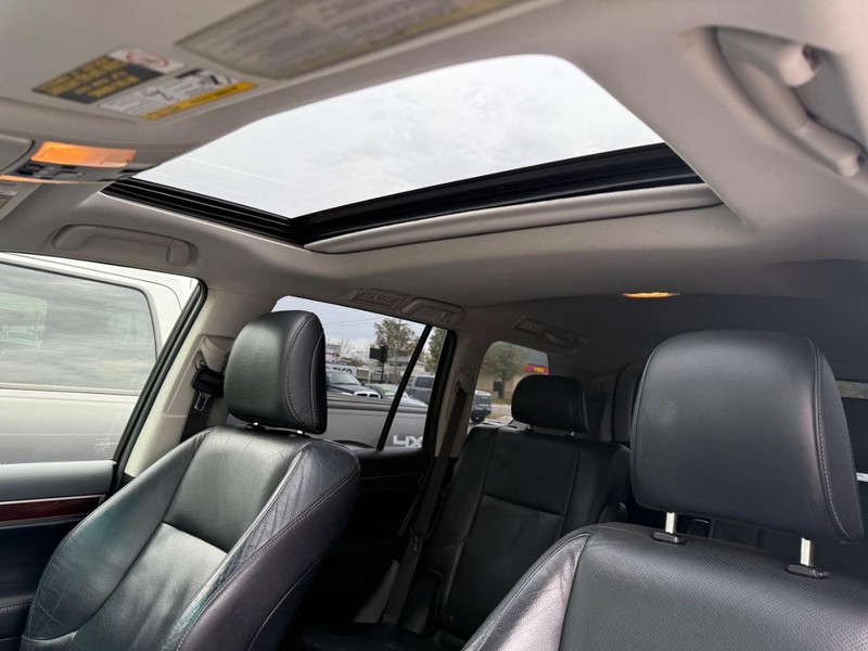 Lexus GX Vehicle Full-screen Gallery Image 8