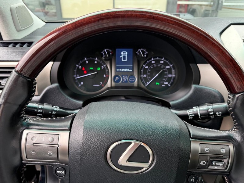 Lexus GX Vehicle Full-screen Gallery Image 9