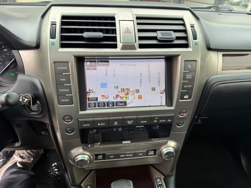 Lexus GX Vehicle Full-screen Gallery Image 10