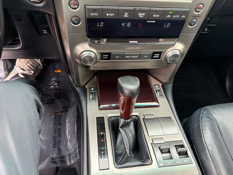 Lexus GX Vehicle Full-screen Gallery Image 11
