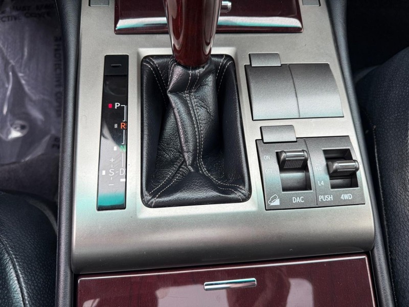 Lexus GX Vehicle Full-screen Gallery Image 12