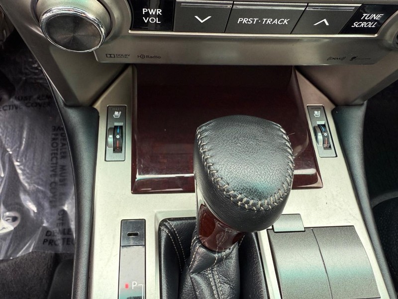Lexus GX Vehicle Full-screen Gallery Image 13