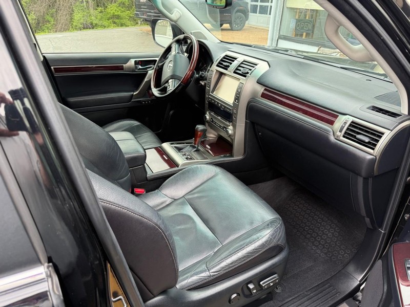 Lexus GX Vehicle Full-screen Gallery Image 14