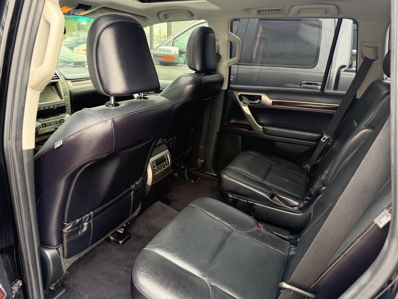 Lexus GX Vehicle Full-screen Gallery Image 15
