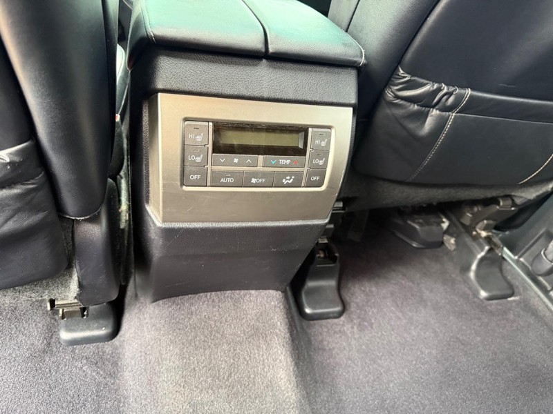 Lexus GX Vehicle Full-screen Gallery Image 16