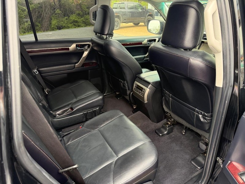 Lexus GX Vehicle Full-screen Gallery Image 17