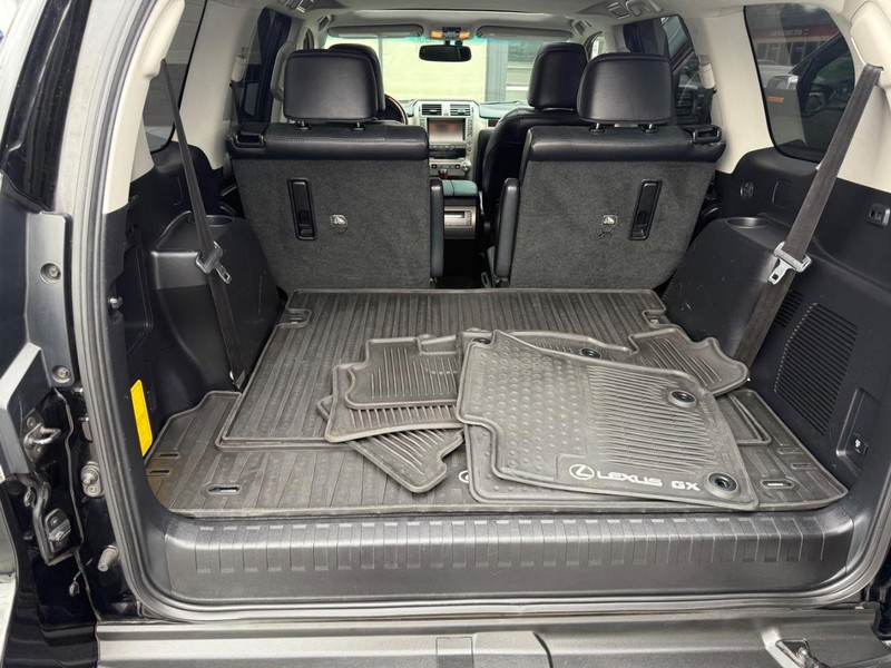 Lexus GX Vehicle Full-screen Gallery Image 18