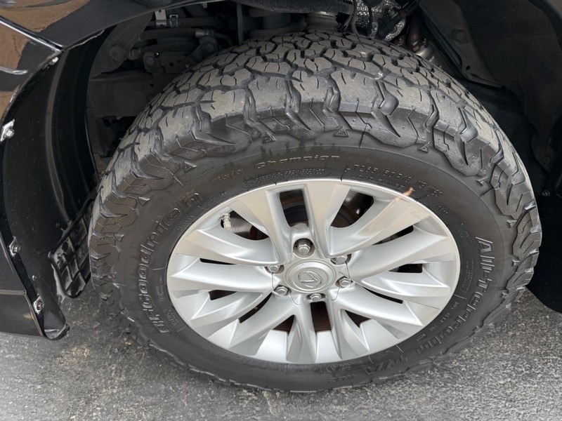 Lexus GX Vehicle Full-screen Gallery Image 19