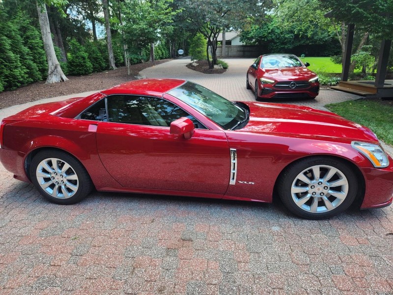 Cadillac XLR Vehicle Full-screen Gallery Image 2