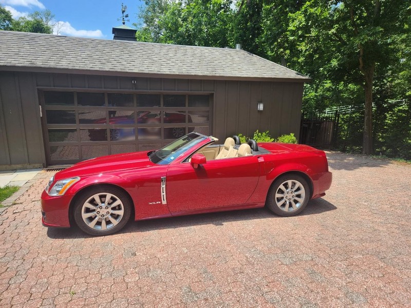 Cadillac XLR Vehicle Full-screen Gallery Image 3