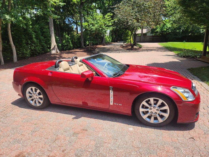 Cadillac XLR Vehicle Full-screen Gallery Image 4