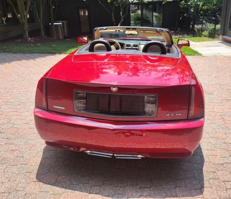 Cadillac XLR Vehicle Full-screen Gallery Image 8