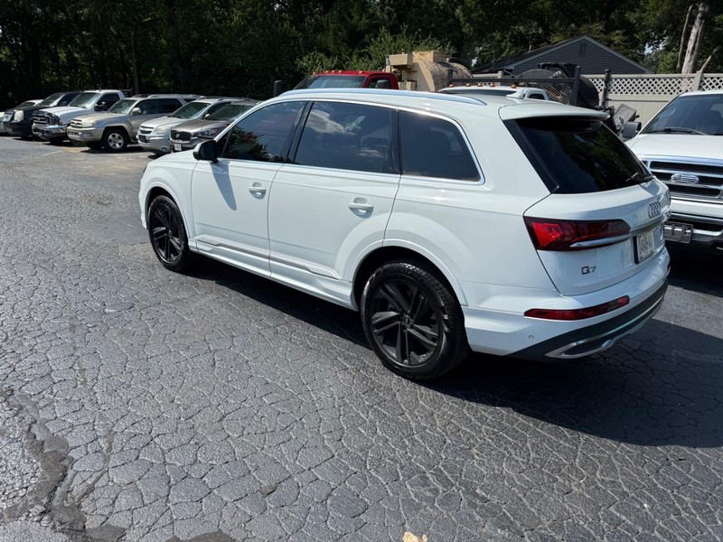 Audi Q7 Vehicle Full-screen Gallery Image 2