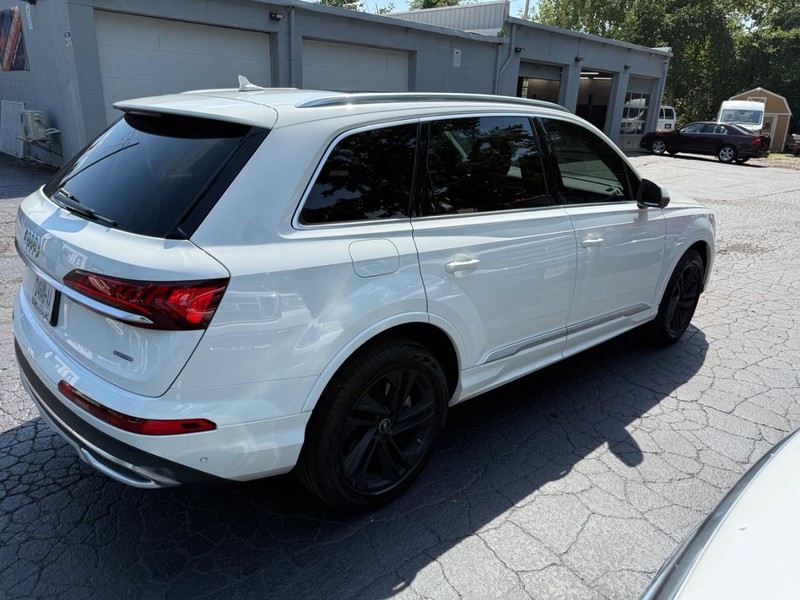 Audi Q7 Vehicle Full-screen Gallery Image 3