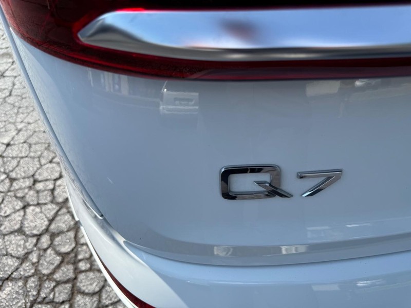 Audi Q7 Vehicle Full-screen Gallery Image 6