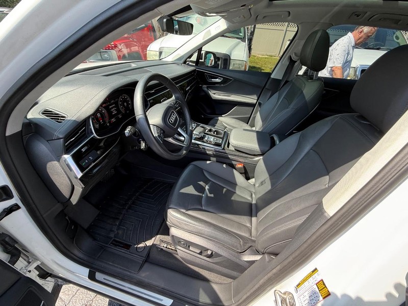 Audi Q7 Vehicle Full-screen Gallery Image 7