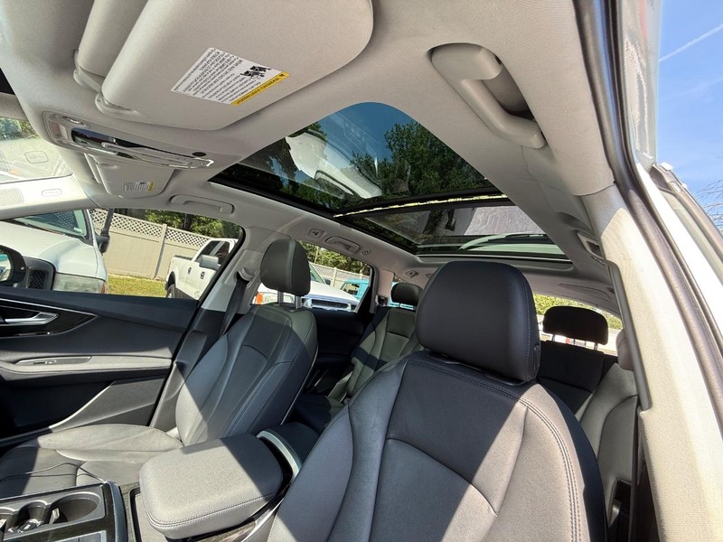 Audi Q7 Vehicle Full-screen Gallery Image 8