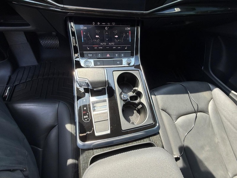 Audi Q7 Vehicle Full-screen Gallery Image 9