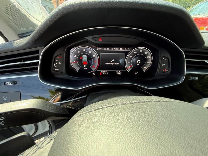 Audi Q7 Vehicle Full-screen Gallery Image 10