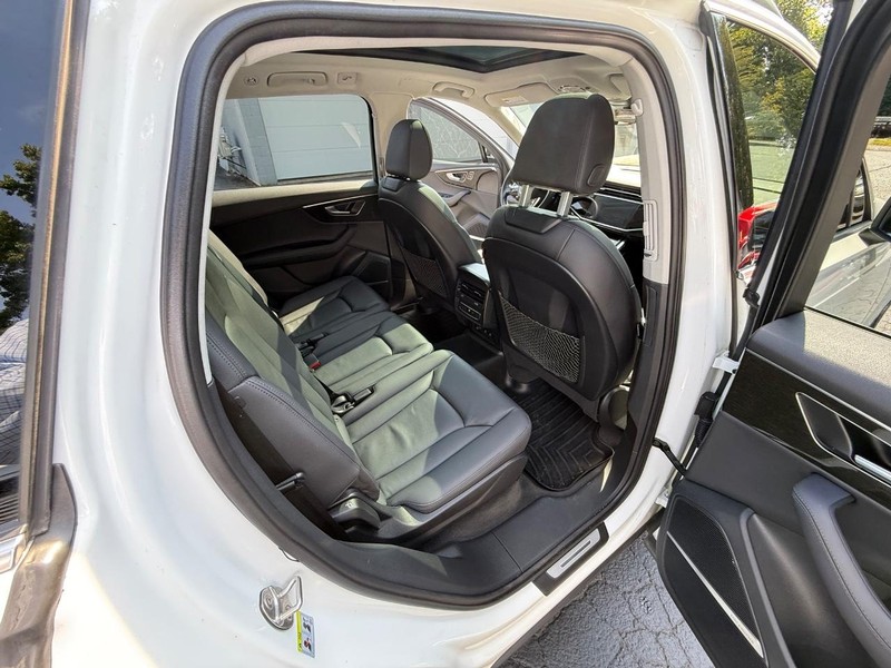 Audi Q7 Vehicle Full-screen Gallery Image 12