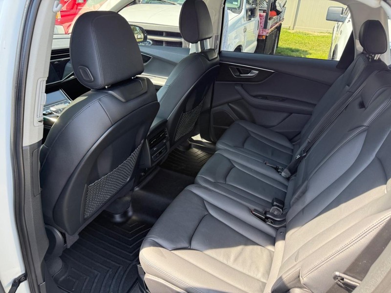 Audi Q7 Vehicle Full-screen Gallery Image 13