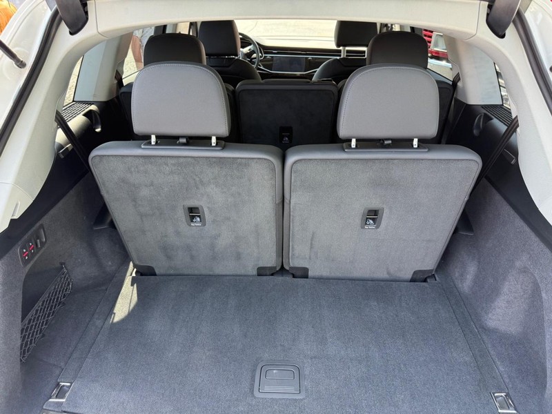 Audi Q7 Vehicle Full-screen Gallery Image 14