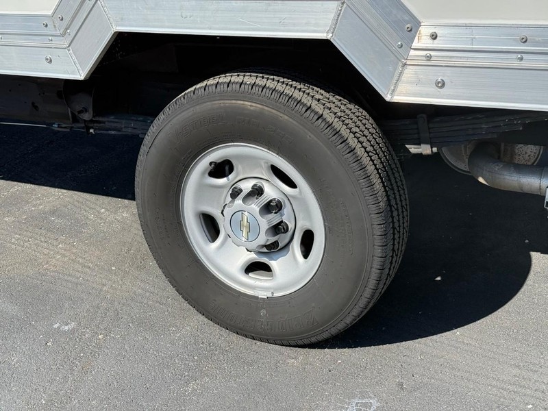 Chevrolet Express Commercial Cutaway Vehicle Full-screen Gallery Image 4