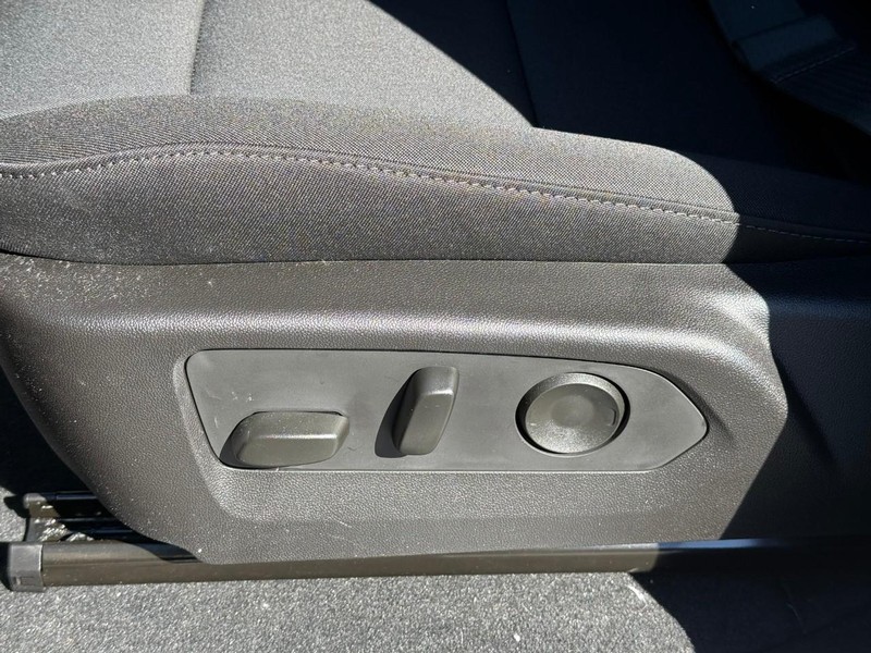 Chevrolet Colorado Vehicle Full-screen Gallery Image 11