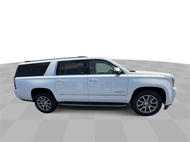 GMC Yukon XL Vehicle Full-screen Gallery Image 9