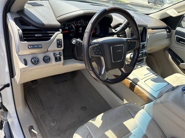 GMC Yukon XL Vehicle Full-screen Gallery Image 10