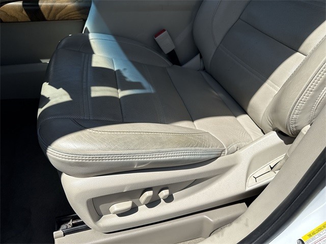 GMC Yukon XL Vehicle Full-screen Gallery Image 18