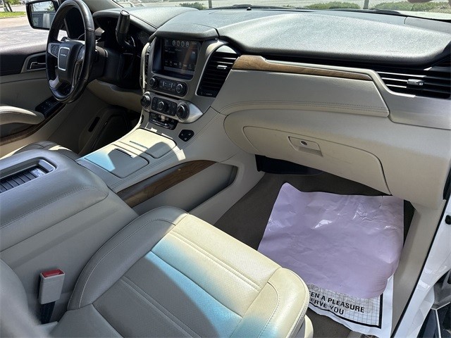 GMC Yukon XL Vehicle Full-screen Gallery Image 26