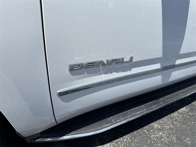 GMC Yukon XL Vehicle Full-screen Gallery Image 29