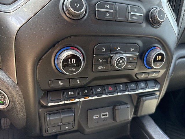 Chevrolet Silverado 1500 Vehicle Full-screen Gallery Image 17