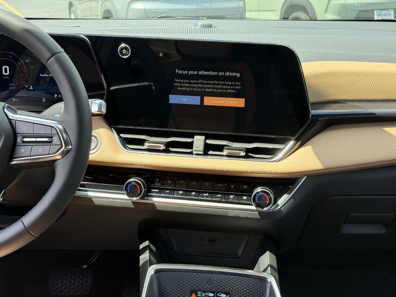 Chevrolet Equinox Vehicle Full-screen Gallery Image 9