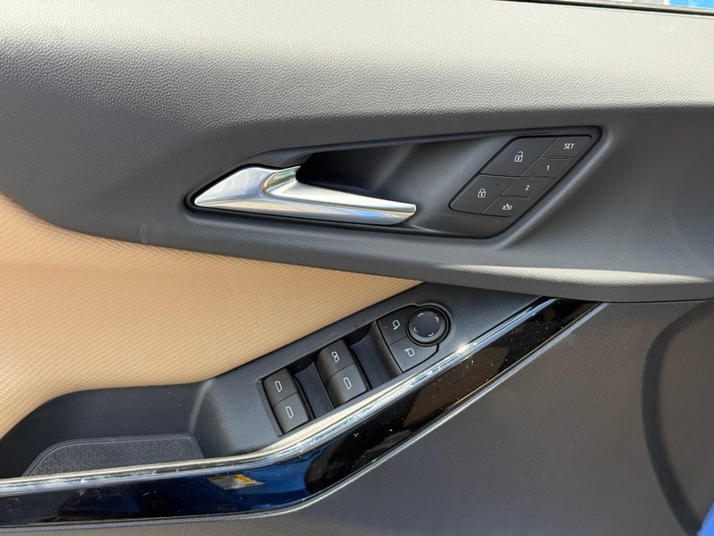 Chevrolet Equinox Vehicle Full-screen Gallery Image 11