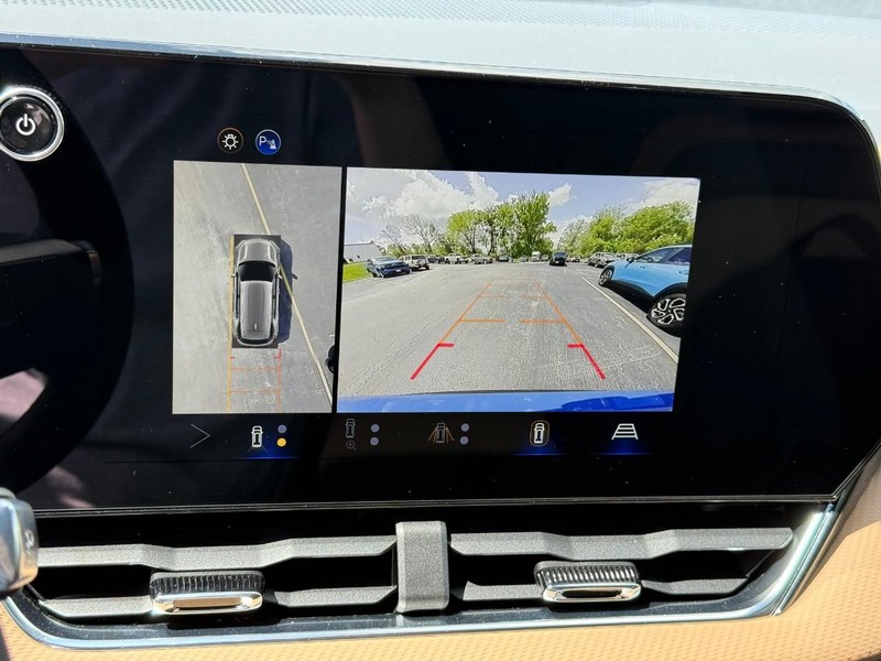 Chevrolet Equinox Vehicle Full-screen Gallery Image 17