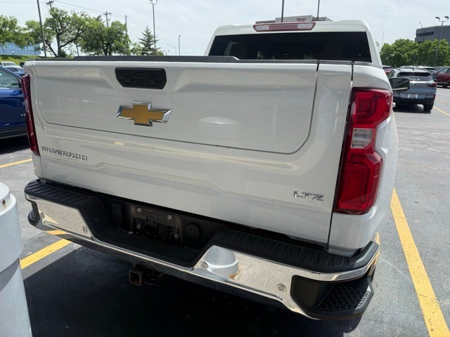 Chevrolet Silverado 1500 Vehicle Full-screen Gallery Image 15