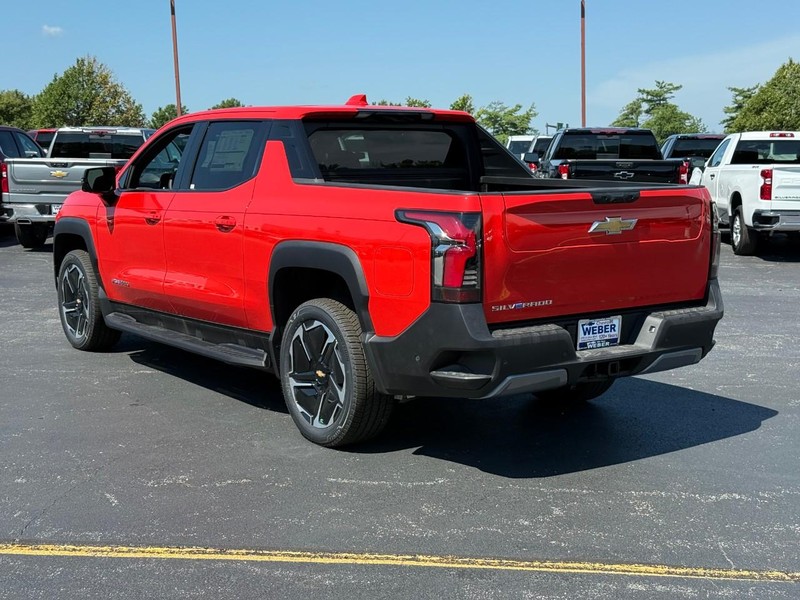 Chevrolet Silverado EV Vehicle Full-screen Gallery Image 3