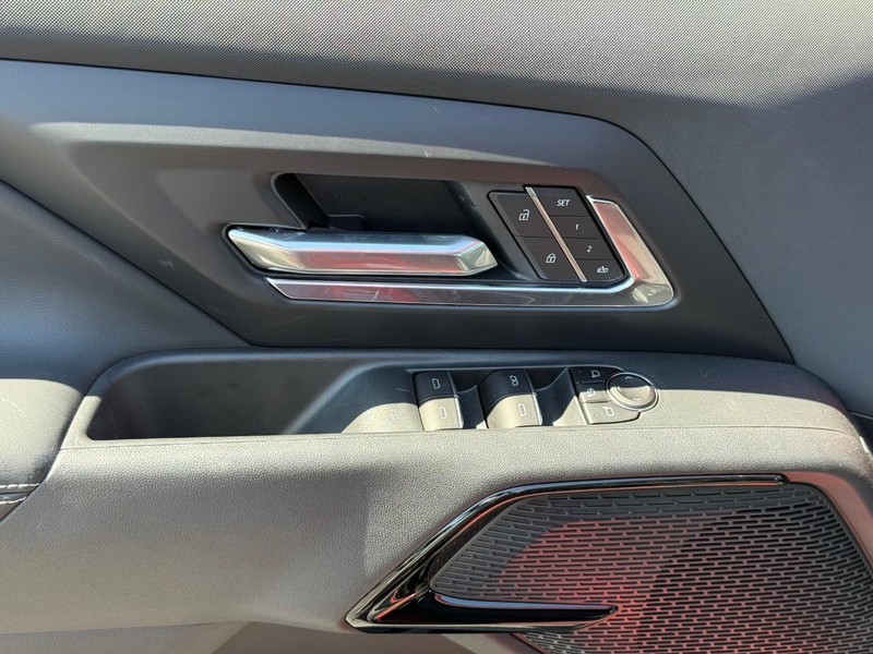 Chevrolet Silverado EV Vehicle Full-screen Gallery Image 10