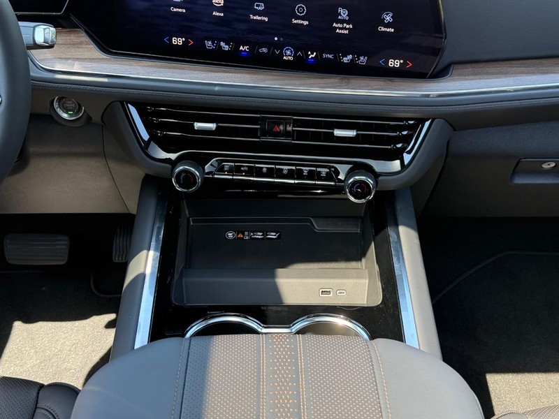 Chevrolet Tahoe Vehicle Full-screen Gallery Image 9