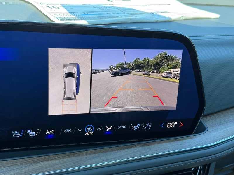 Chevrolet Tahoe Vehicle Full-screen Gallery Image 17