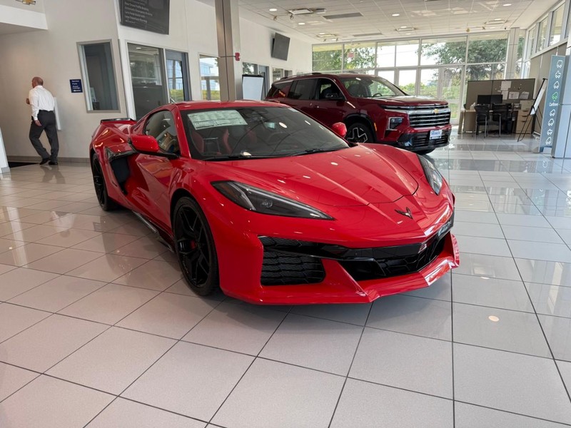 Chevrolet Corvette Vehicle Full-screen Gallery Image 2