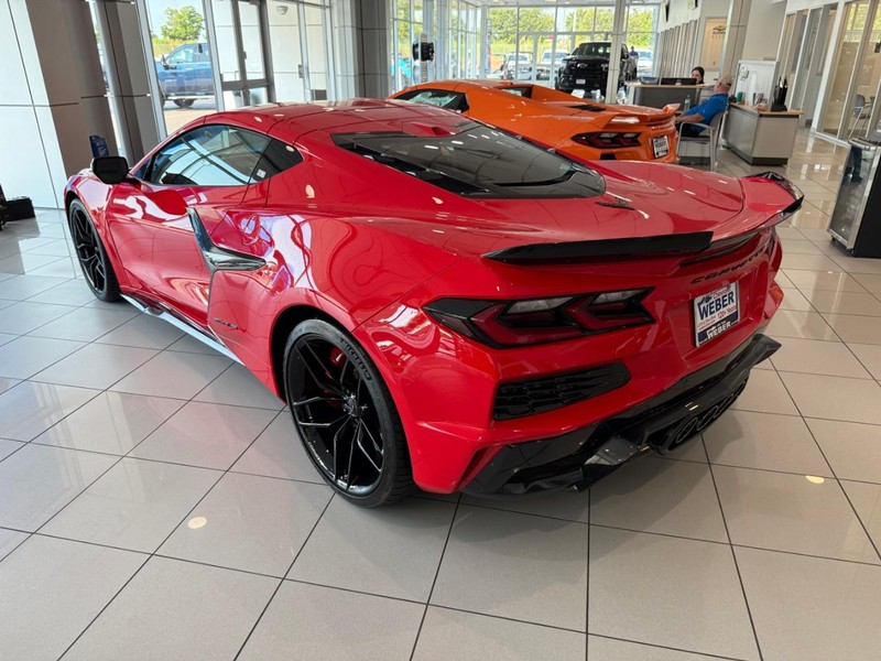 Chevrolet Corvette Vehicle Full-screen Gallery Image 3