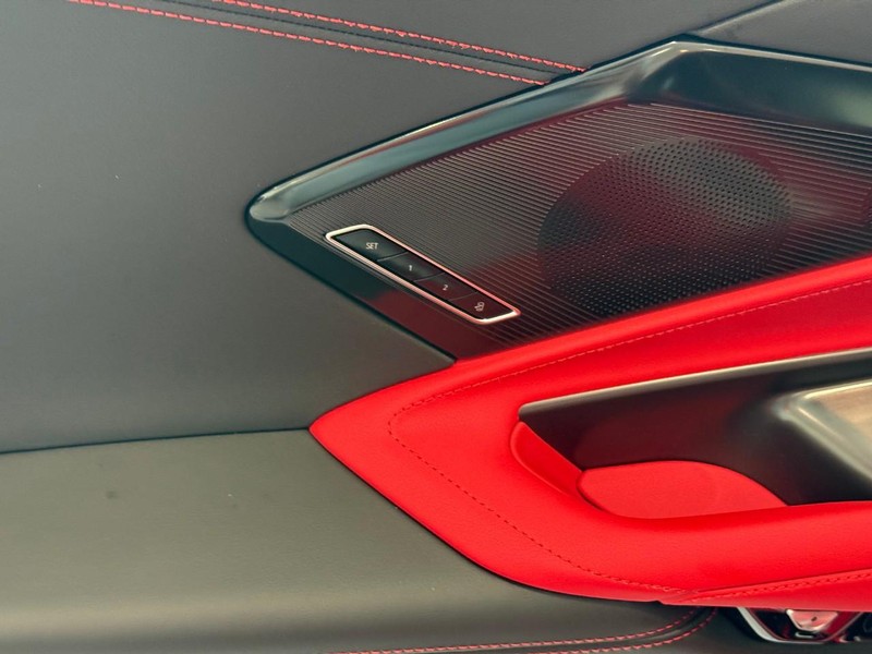 Chevrolet Corvette Vehicle Full-screen Gallery Image 6