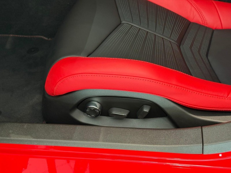 Chevrolet Corvette Vehicle Full-screen Gallery Image 8