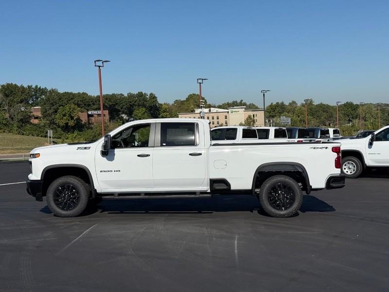 Chevrolet Silverado 2500HD Vehicle Full-screen Gallery Image 2