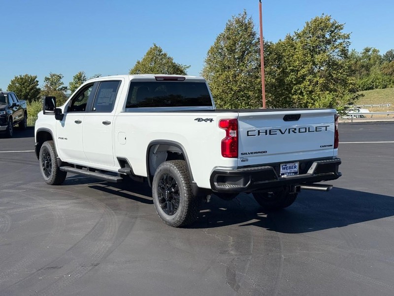 Chevrolet Silverado 2500HD Vehicle Full-screen Gallery Image 3