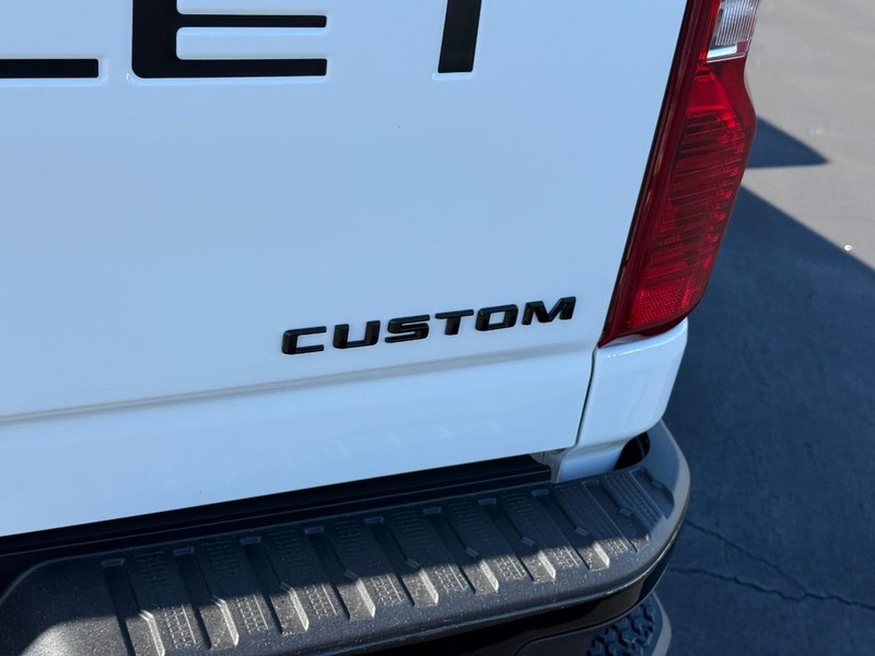 Chevrolet Silverado 2500HD Vehicle Full-screen Gallery Image 5